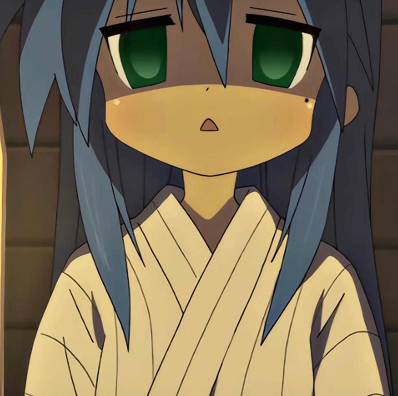 蓝发绿瞳的少女,穿着浅色和服